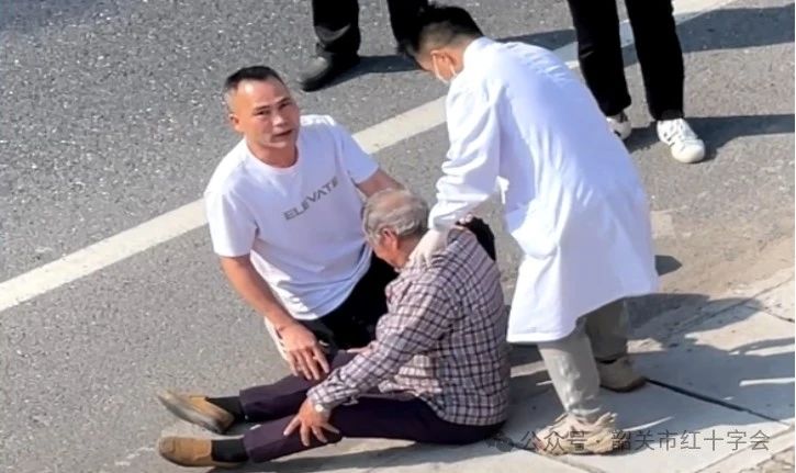 暖心时刻！红十字志愿者紧急救助摔倒老人 守护安全“生命线”