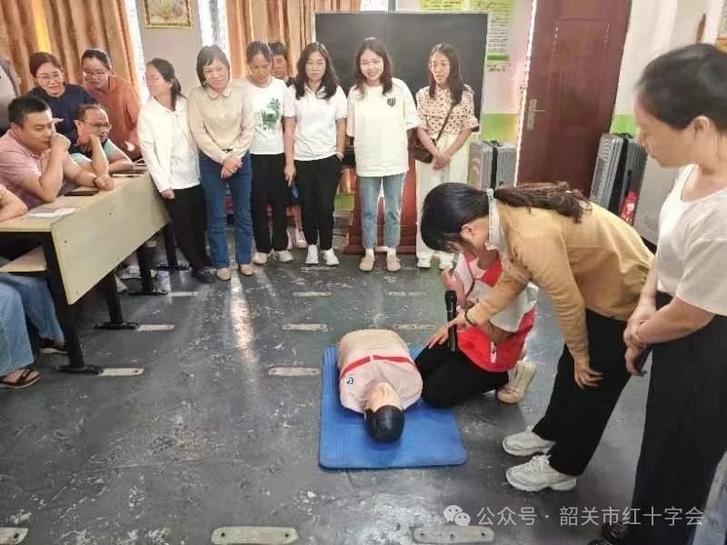 武江区红十字会应急救护普及培训走进田家炳小学
