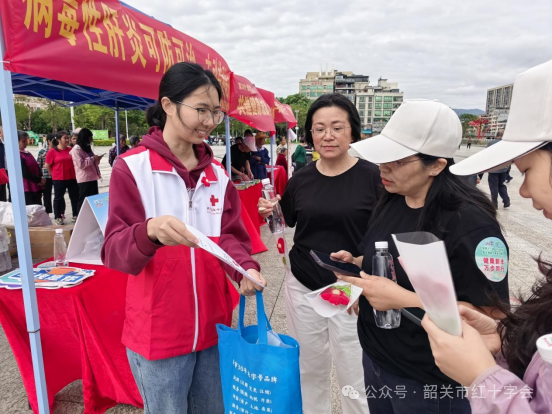 5·8人道公益日丨新丰县红十字会开展“博爱助学”筹资暨“三献”知识宣传活动