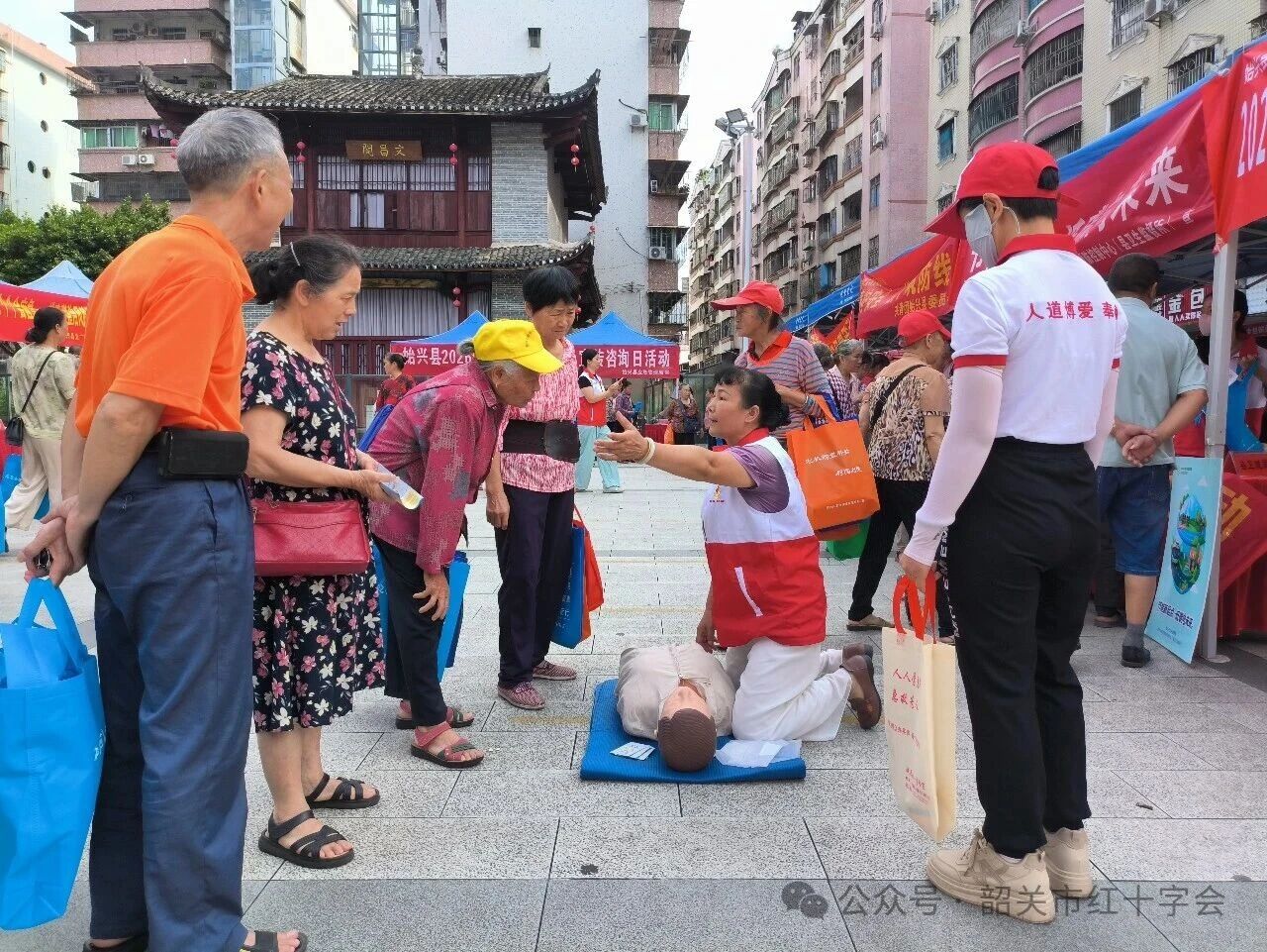 人人讲安全、个个会应急--始兴县红十字会积极参与2026年“安全生产月”宣传活动